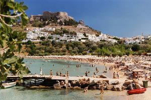 Der Ort Lindos mit Strand und Akropolis