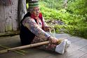 Ureinwohnerin beim traditionellen Handwerk