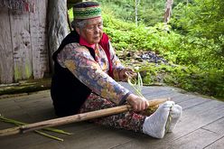 Ureinwohnerin beim tradit. Handwerk