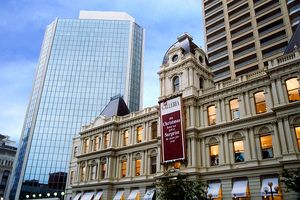 Kontraste zwischen Kunst und Moderne in Auckland