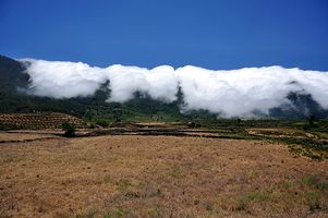 Wolkenwasserfall über dem Gebirgskamm Cumbre