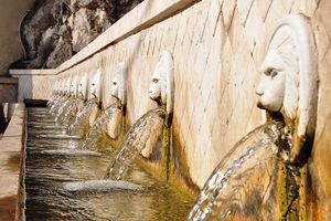 venezianischer Brunnen im Bergdorf Spili
